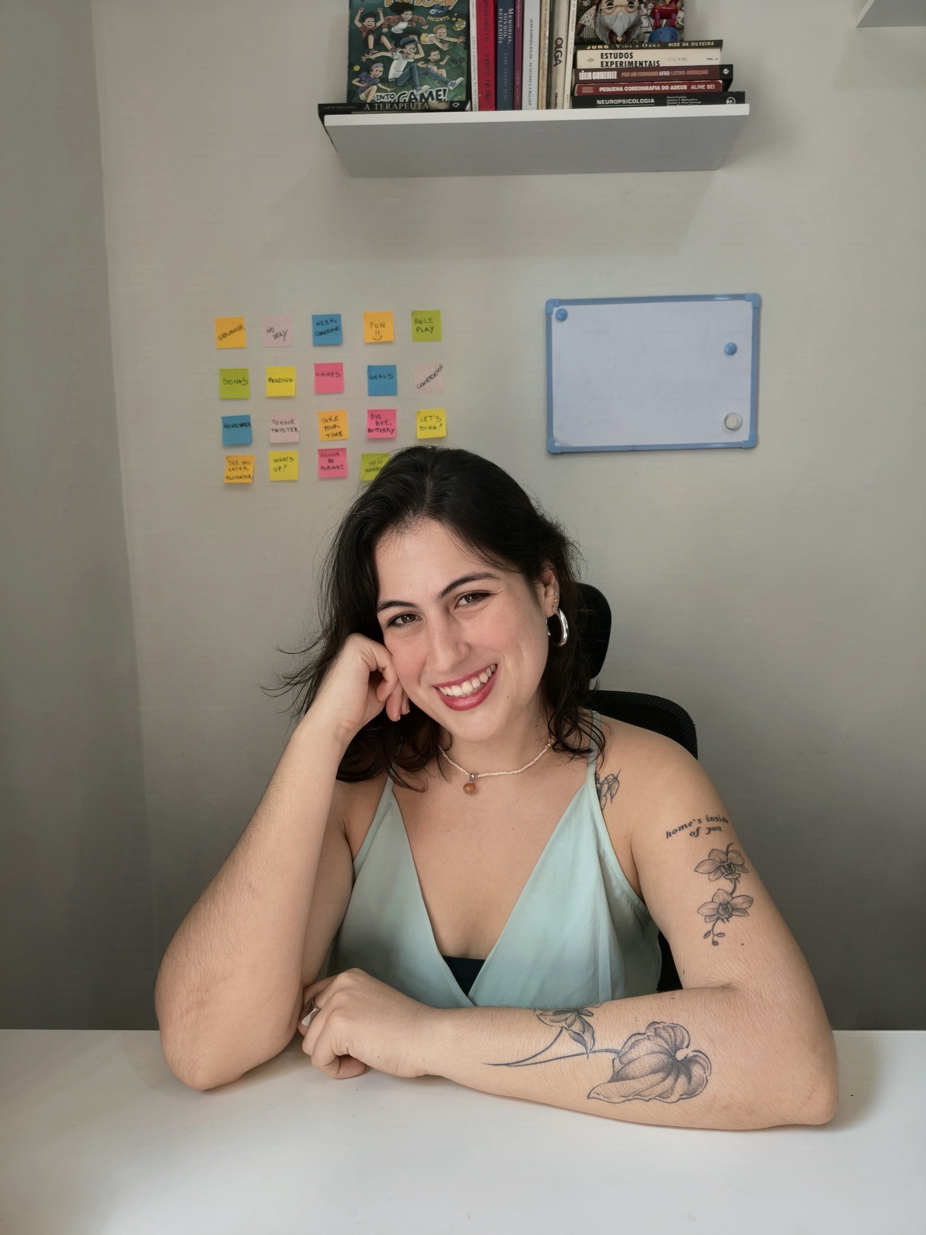 Teacher Gabi sentada em seu espaço de trabalho